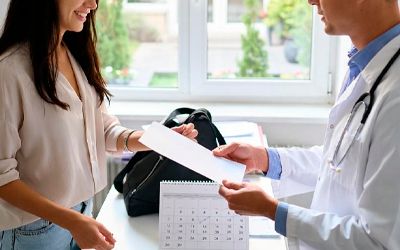 Врач обсуждает медицинские документы с пациенткой